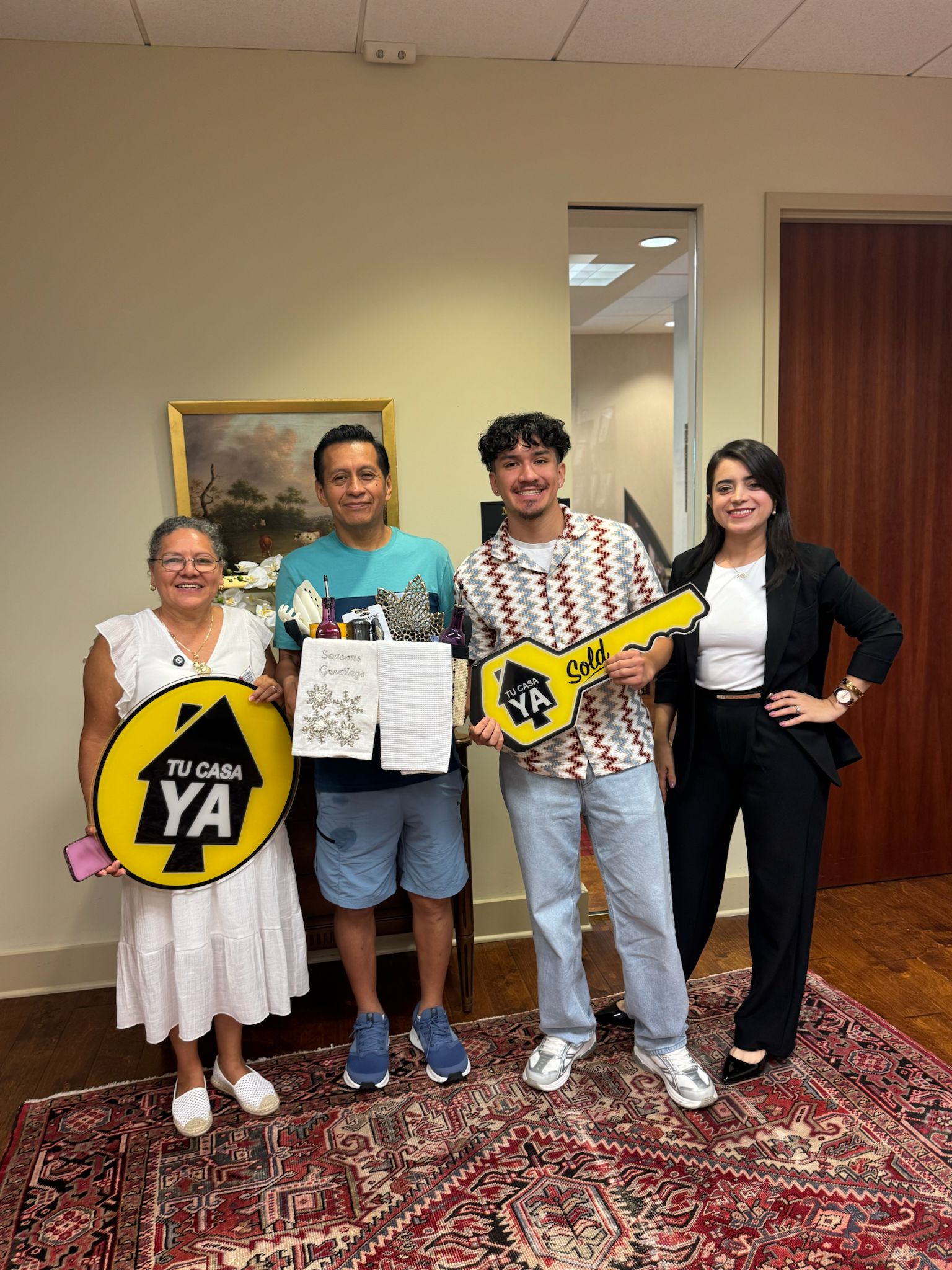 Familia hispana con asesora en el cierre hipotecario en Georgia