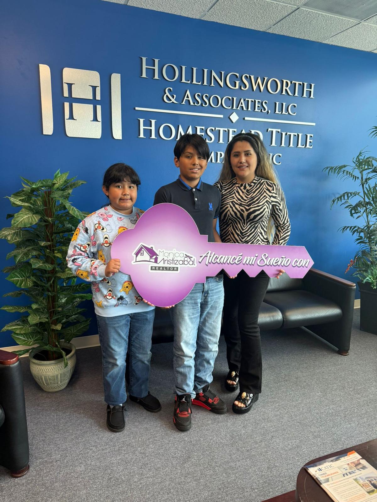 Mamá hispana con sus hijos celebrando su primera casa con E&E Funding